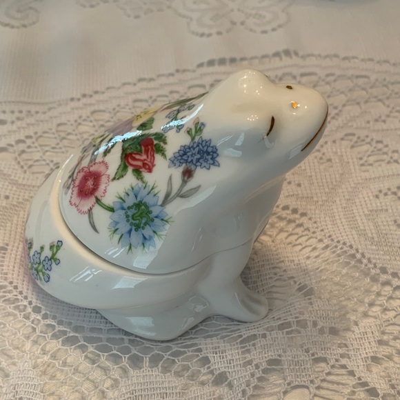 Aynsley Other - Aynsley wild Tudor Bone China Frog Trinket Box Mint